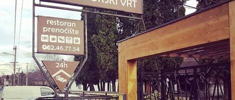 A sign for Gorski VRT indicating a 24-hour service center with a contact number.