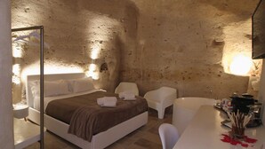 A bedroom with a bed, two chairs, a desk, and a lamp. - Il Casale di Maria (Matera)