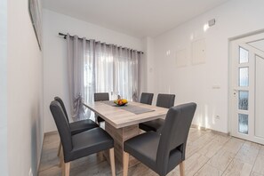 Apartment, Sea View (A3) | In-room dining