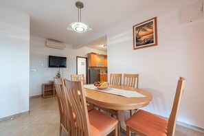 Apartment, Sea View (A1) | In-room dining