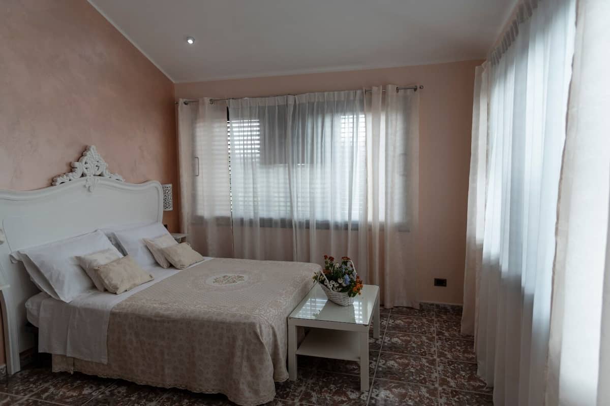 Camera doppia, vista valle (Melograno) | Minibar, una scrivania, insonorizzazione, Wi-Fi gratuito