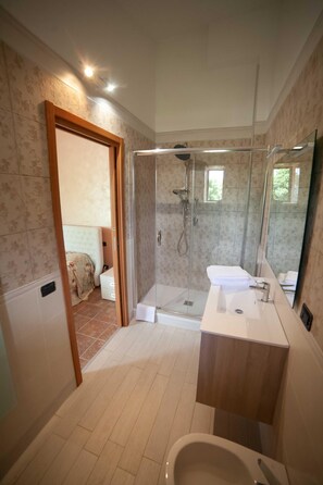 Doppelzimmer (Mandorlo) | Badezimmer | Haartrockner, Handtücher, Seife, Shampoo