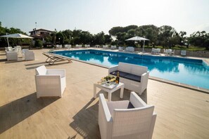 Seasonal outdoor pool, pool umbrellas, pool loungers - Relais d'Itria (Grottaglie)