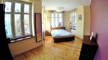 Apartamento | Zona de estar | Televisión de pantalla plana de 32 pulgadas con canales por cable