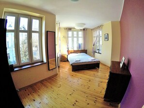 公寓 | 起居区 | 32-英寸纯平电视 （配备有线频道）、电视