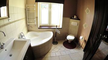 Apartamento | Baño | Bañera y ducha independientes, secador de pelo, toallas y champú