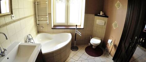 Appartement | Salle de bain | Baignoire et douche séparées, séchoir à cheveux, serviettes fournies