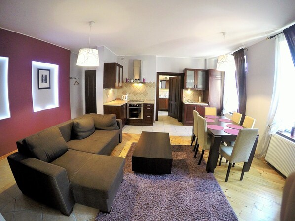 公寓 | 起居区 | 32-英寸纯平电视 （配备有线频道）、电视