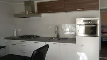 Chalet | Dapur pribadi | Kompor, peralatan masak/sendok-piring, dan perlengkapan kebersihan