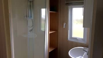Mobil Karavan (Stacaravan) | Kamar mandi | Shower dan handuk