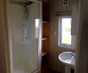 Mobile Home (Stacaravan) | Bathroom | Shower, towels - Verblijfpark Tulderheyde (Ravels)