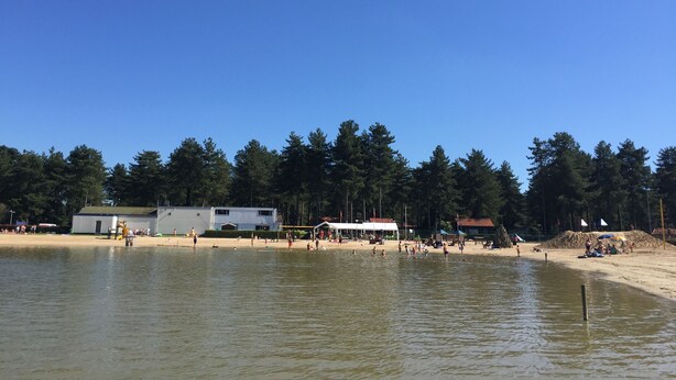 On the beach, sun loungers, beach umbrellas, beach volleyball - Verblijfpark Tulderheyde (Ravels)
