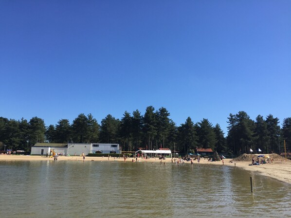Plage, chaises longues, parasols, beach-volley
