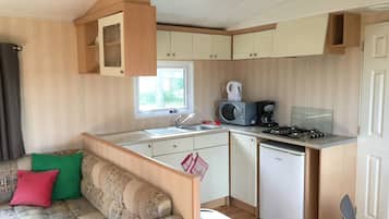 Mobil Karavan (Stacaravan) | Dapur pribadi | Kompor, peralatan masak/sendok-piring, dan perlengkapan kebersihan