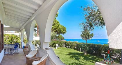 Villa with direct sea access near Palermo