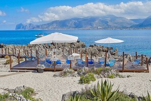 On the beach - Villa with direct sea access near Palermo (Carini)