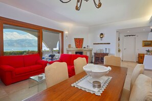 Dining - Villa with direct sea access near Palermo (Carini)