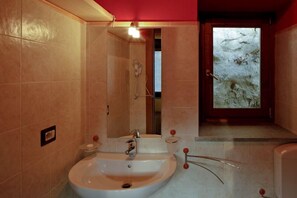 Triple Room | Bathroom - La Rana e la Salamandra House (Loazzolo)