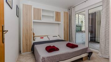 2 bedrooms, desk, free WiFi, bed sheets