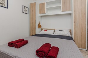 Apartment, 2 Bedrooms A1 | 2 개의 침실, 책상, 무료 WiFi, 침대 시트