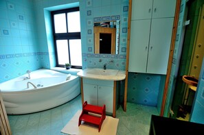 アパートメント | バスルーム | 個別の浴槽とシャワー、ジェットバス、ヘアドライヤー、タオル