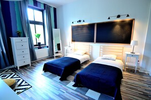 アパートメント | リビング エリア | 薄型テレビ、暖炉