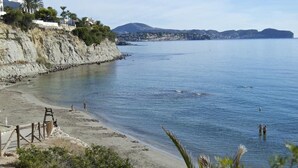 A coastal beach with a rocky cliff, a wooden fence, and a clear view of the sea. - Mediterranean Santa Clara 4A (Calpe)