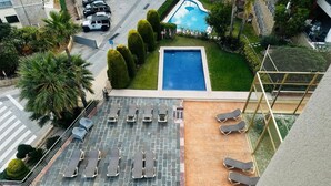 A rooftop pool area with lounge chairs and a swimming pool. - Mediterranean Santa Clara 4A (Calpe)