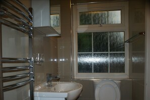 Deluxe Double Room | Bathroom | Shower, towels