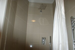 Deluxe Double Room | Bathroom shower