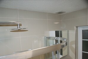 Deluxe Double Room | Bathroom shower - Angeldale (Portsmouth)