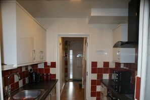 Standard Twin Room | Shared kitchen | Shared fridge, microwave, coffee/tea maker, electric kettle - Angeldale (Portsmouth)