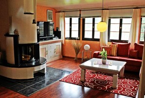 Flachbildfernseher, Kamin, Bücher, Stereoanlage