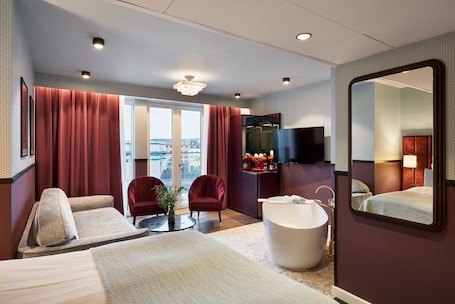 Signature Penthouse Suite | Hypo-allergenic bedding, down comforters, pillowtop beds, minibar. WIDE Hotel