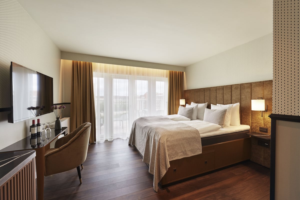 Minibar, in-room safe, desk, blackout curtains