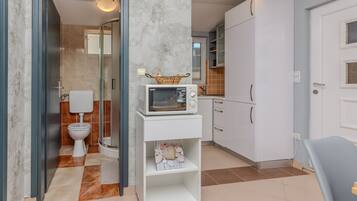 Apartment, 2 Bedrooms (A2) | Bathroom | Shower, hair dryer, towels