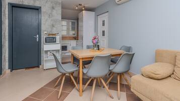 Apartment, 2 Schlafzimmer (A2) | Essbereich im Zimmer