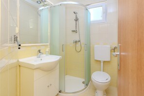Apartamento, 1 habitación (A1) | Baño | Ducha, secador de pelo y toallas