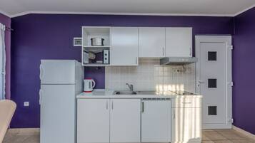 Departamento, 1 habitación (A3) | Cocina privada | Refrigerador, microondas, parrilla de estufa y cafetera y tetera