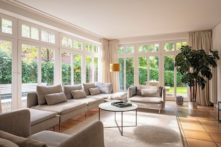 特级顶层房, 1 间卧室, 壁炉, 花园景观 | 起居区 | 智能电视