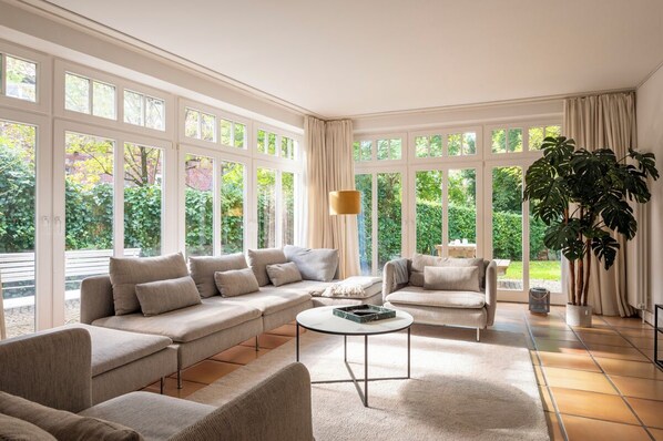 Grand Penthouse, 1 Bedroom, Fireplace, Garden View | Living area | Smart TV - Altstadt Apartments Verden - Andreasstraße (Verden)