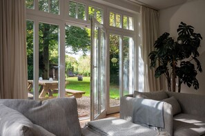 Grand Penthouse, 1 Bedroom, Fireplace, Garden View | Living area | Smart TV - Altstadt Apartments Verden - Andreasstraße (Verden)