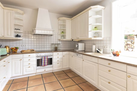 Grand Penthouse, 1 Bedroom, Fireplace, Garden View | Private kitchen | Fridge, oven, stovetop, dishwasher