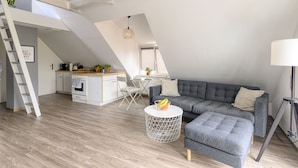 A modern loft apartment with a kitchen, dining area, and living space. - Altstadt Apartments Verden - Andreasstraße (Verden)
