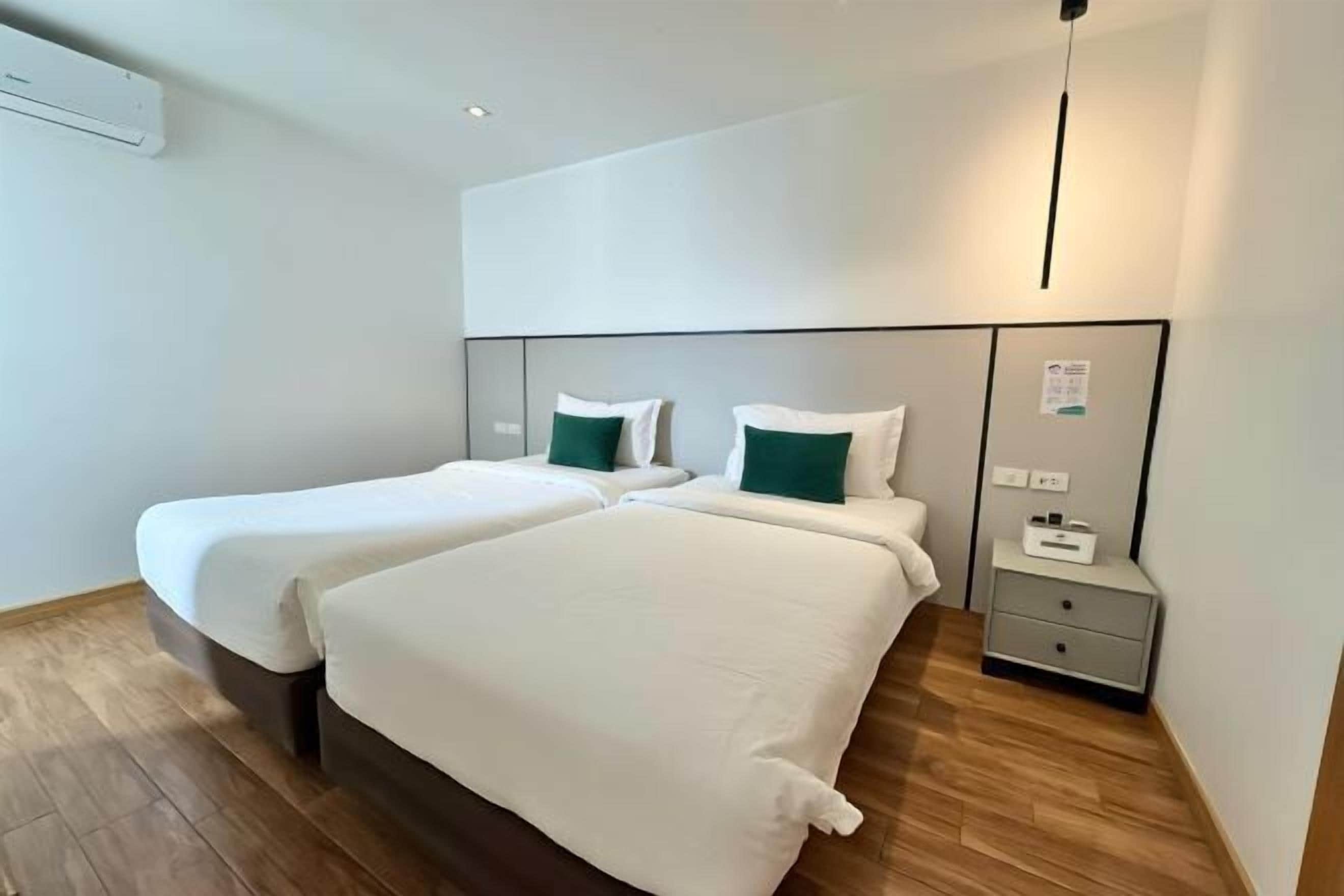 高級寝具、羽毛の掛け布団、ピロートップベッド、デスク