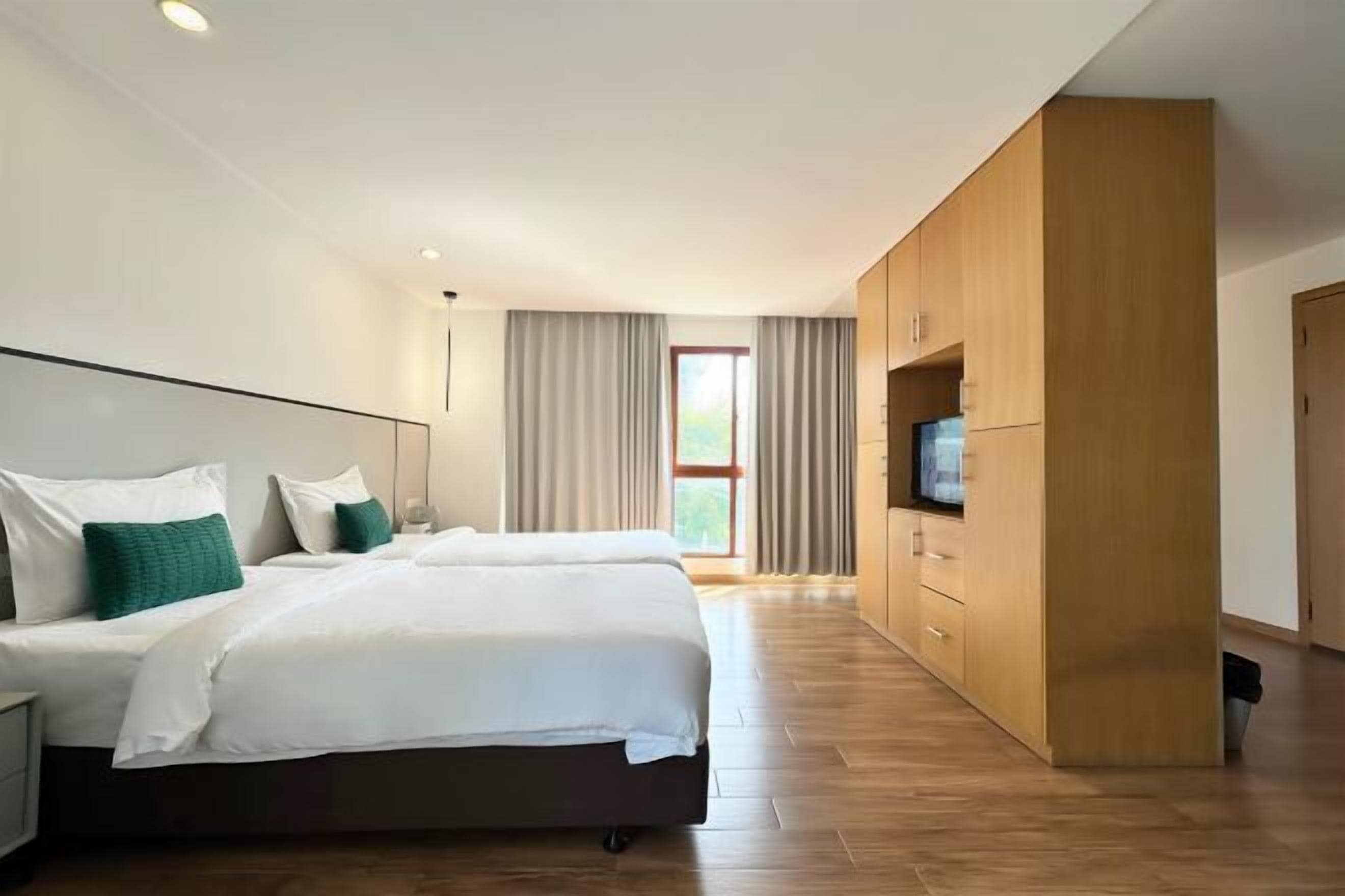 高級寝具、羽毛の掛け布団、ピロートップベッド、デスク