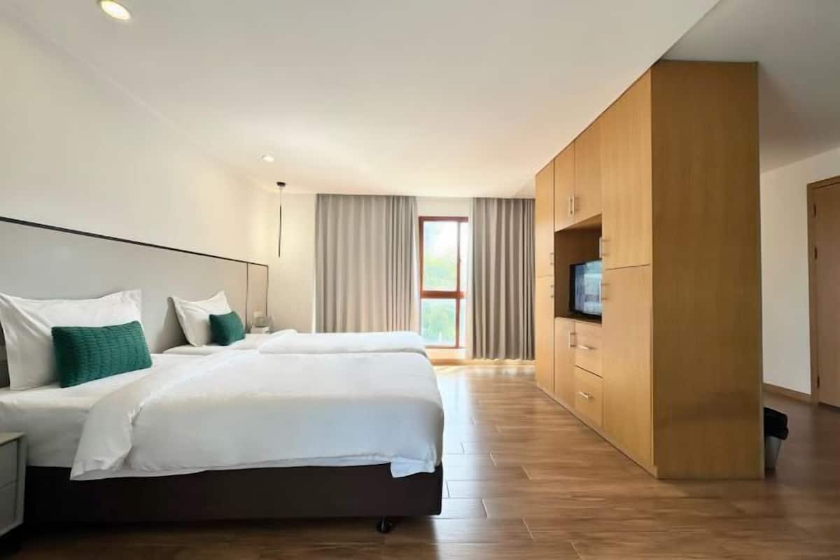 Luxe beddengoed, donsdekens, pillowtop-bedden, een bureau