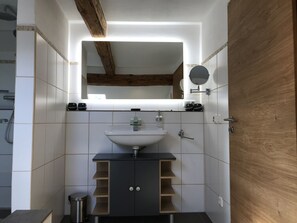 Deluxe-Chalet (Quartier 3) | Badezimmer | Dusche, kostenlose Toilettenartikel, Haartrockner, Bademäntel