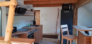 Deluxe Chalet (Quartier 3) | Private kitchen | Full-size fridge, microwave, stovetop, dishwasher - mein Quartier (Oberammergau)