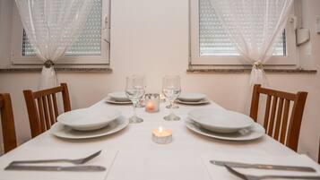 Classic Apartment, 2 Bedrooms (A1 tip 4) | Wohnbereich | Flachbildfernseher